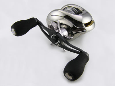 Eine Nahaufnahme eines Avail Offset Handle STi2 für Shimano 95/100/105mm mit zwei schwarzen Schaumstoffgriffen, befestigt an einer silbernen Shimano Baitcasting-Rolle, fotografiert auf einem schlichten weißen Hintergrund - ideal für Angler, die hochwertige Avail-Ausrüstung suchen.