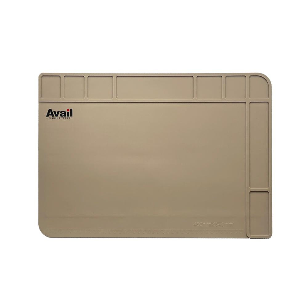 Avail Original Wartungsmatte: Deine beige, antistatische Silikonmatte (420 x 300 mm) mit cleveren Fächern für Kleinteile beim Baitcaster-Tuning oder Rollen-Service. Ob Spulenlager, Bremsscheiben oder Schrauben – alles bleibt sortiert. Das Avail-Logo thront oben links und zeigt jedem: Hier schraubt ein echter Tuning-Fan!.