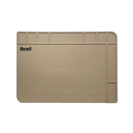 Avail Original Wartungsmatte: Deine beige, antistatische Silikonmatte (420 x 300 mm) mit cleveren Fächern für Kleinteile beim Baitcaster-Tuning oder Rollen-Service. Ob Spulenlager, Bremsscheiben oder Schrauben – alles bleibt sortiert. Das Avail-Logo thront oben links und zeigt jedem: Hier schraubt ein echter Tuning-Fan!.