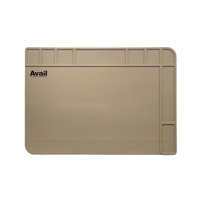 Avail Original Wartungsmatte: Deine beige, antistatische Silikonmatte (420 x 300 mm) mit cleveren Fächern für Kleinteile beim Baitcaster-Tuning oder Rollen-Service. Ob Spulenlager, Bremsscheiben oder Schrauben – alles bleibt sortiert. Das Avail-Logo thront oben links und zeigt jedem: Hier schraubt ein echter Tuning-Fan!.