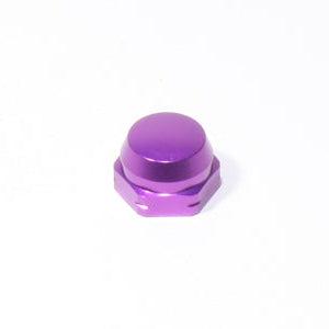 Eine einzelne Avail Shimano Griffmutter M7 in Lila, entworfen für original Shimano Kurbeln, mit einer glatten, abgerundeten Spitze ist auf einem schlichten weißen Hintergrund zentriert.