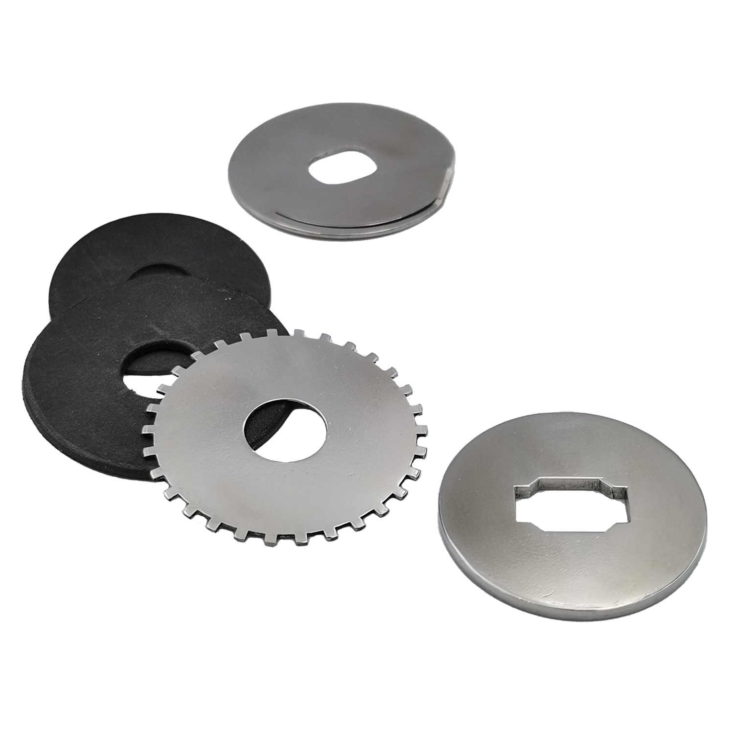 Vier Metallscheiben und zwei schwarze Gummi-Eisscheiben aus dem Dragclicker | Baitcaster | Daiwa-Set von Reset Reels sind auf weißem Hintergrund angeordnet. Die Metallscheiben verfügen über gezahnte Kanten und geometrische Aussparungen für optimale Bremsleistung.