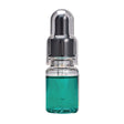 Eine kleine Klarglasflasche mit metallischem Tropfverschluss enthält Glitch Oil High Spec Bearing von Glitch Oil Japan. Das Grüne Öl und die integrierte Pipette ermöglichen eine einfache Angelrollenpflege (siehe Abbildung vor weißem Hintergrund).