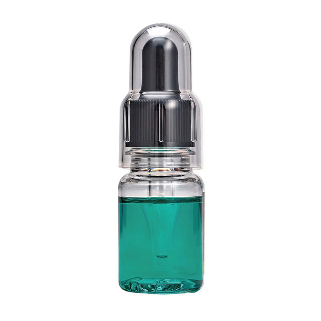 Eine kleine Klarglasflasche mit metallischem Tropfverschluss enthält Glitch Oil High Spec Bearing von Glitch Oil Japan. Das Grüne Öl und die integrierte Pipette ermöglichen eine einfache Angelrollenpflege (siehe Abbildung vor weißem Hintergrund).
