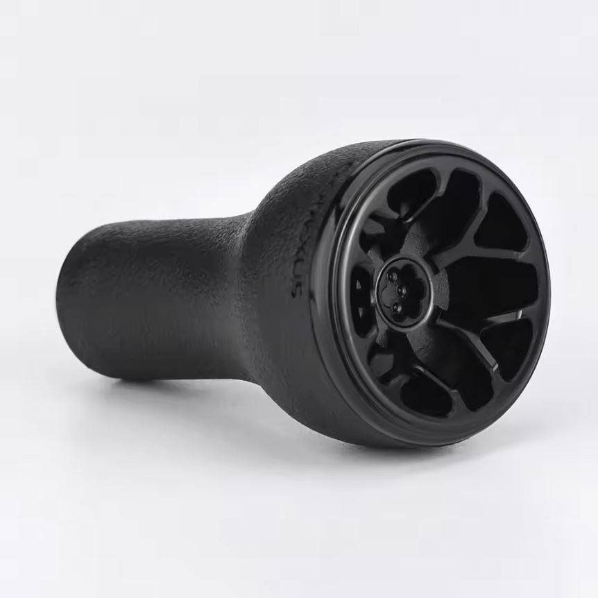 Der Gomexus 30mm TPE-L Knopf, ein schwarzer zylindrischer Drehknopf von Gomexus, verfΓΌgt ΓΌber einen strukturierten Griff und ein mehrspeichiges, radΓ€hnliches Ende, das horizontal auf einem schlichten weiΓen Hintergrund abgebildet ist.