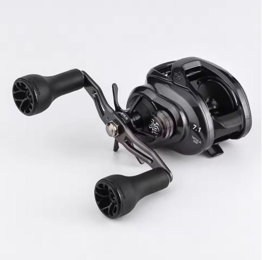 Der 30-mm-TPE-L-Knauf von Gomexus verfügt über zwei große, rutschfeste Griffe und eine sichtbare Spule mit einem Übersetzungsverhältnis von 7,1 - ideal zur Aufwertung Ihrer schwarzen Baitcasting-Angelrolle. Vor einem schlichten weißen Hintergrund.