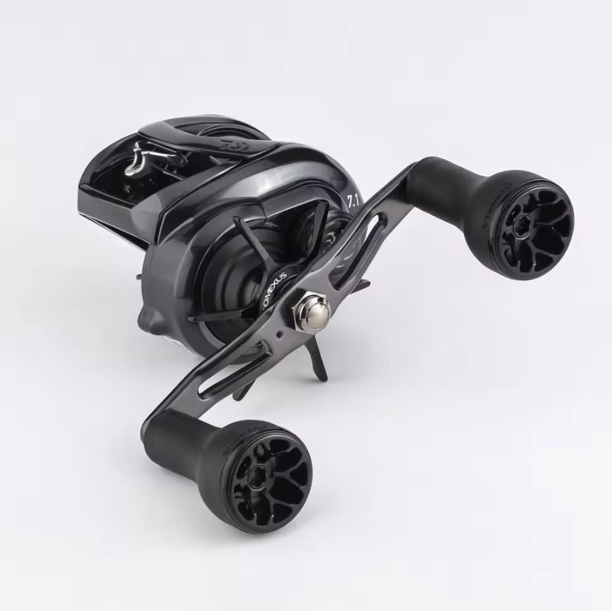 Der Gomexus 30mm TPE-L Knob, ein schwarz-silberner ergonomischer Baitcasting-Rollengriff von Gomexus, verfΓΌgt ΓΌber zwei groΓe Griffe mit einem TPE Power Knob fΓΌr einen rutschfesten Griff und ist auf einem schlichten weiΓen Hintergrund dargestellt.