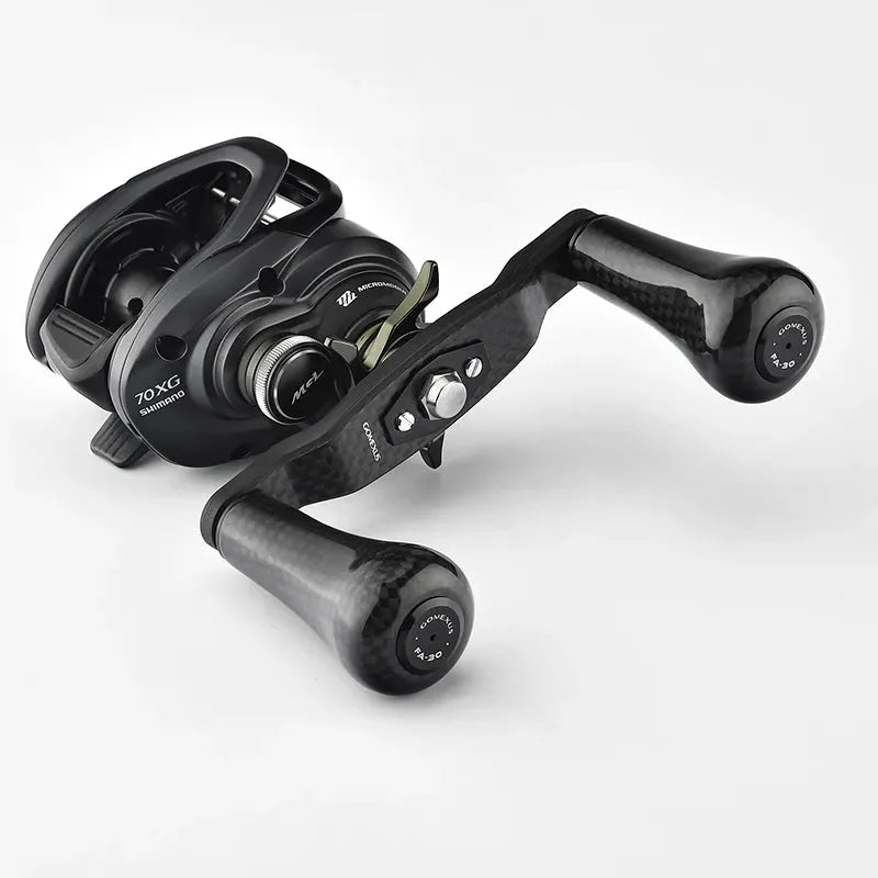 Eine schwarze Baitcastingrolle mit einem Gomexus Carbon 98 mm Griff mit 30 mm Carbonknöpfen, Metallteilen und Einstellknöpfen von Gomexus ist vor einem schlichten weißen Hintergrund abgebildet.