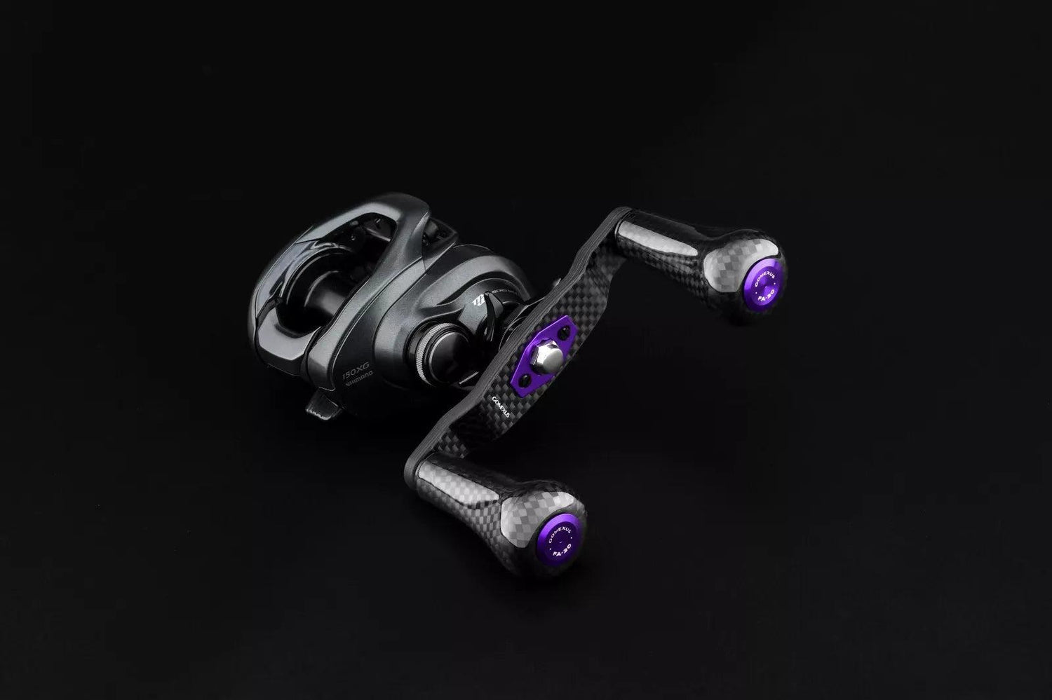 Eine schwarz-silberne Angelrolle mit violetten Akzenten verfügt über den Gomexus Carbon 98 mm Griff mit 30 mm Carbonknöpfen von Gomexus, der vor einem schwarzen Hintergrund präsentiert wird.