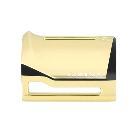 Eine gold-schwarze Gomexus-Kupplungsabdeckung für 21-22 Calcutta Conquest und 23 Calcutta Conquest BFS ist auf einem weißen Hintergrund abgebildet. Die rechteckige Abdeckung hat eine geschlitzte Öffnung und abgeschrägte Kanten, ideal für Baitcaster-Tuning.