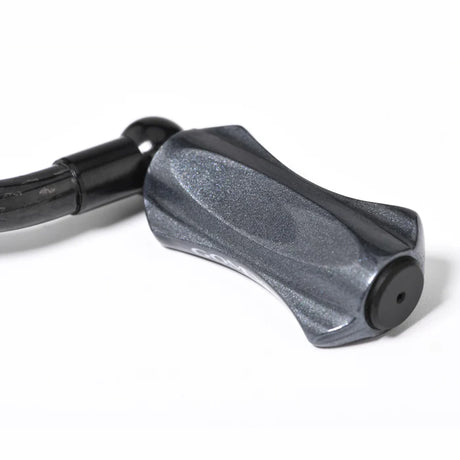 Nahaufnahme des Gomexus CraftFin-35 Carbon-Griffs für Stationärrollen - sein 35-mm-Carbon-Kurbelarm und sein 18-mm-Knauf erinnern an ultraleichte Angelausrüstung, mit einem schlanken Design wie eine Hochleistungs-Carbon-Kurbelkomponente.