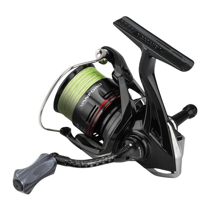 Die Gomexus CraftFin-35 Spinnrolle hat ein schwarz-silbernes Design, eine grüne Schnurspule und einen 35-mm-Carbongriff mit 18-mm-Knauf - perfekt für das ultraleichte Angeln; abgebildet auf einem weißen Hintergrund.