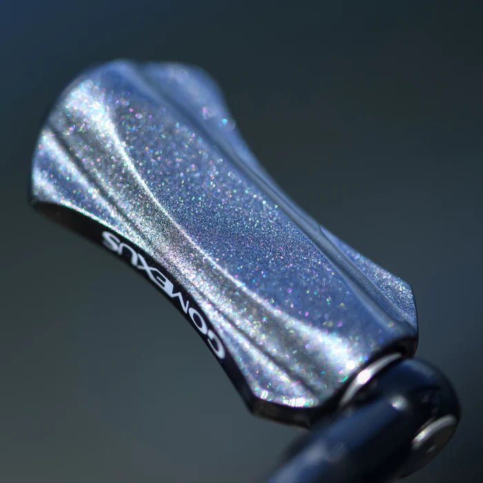 Nahaufnahme des Gomexus CraftFin-35 Karbongriffs für Spinnrollen - 35-mm-Karbonarm mit 18-mm-Knauf, ideal für das ultraleichte Angeln - mit silbernem Metallic-Finish und dem Gomexus-Logo vor einem unscharfen dunklen Hintergrund.