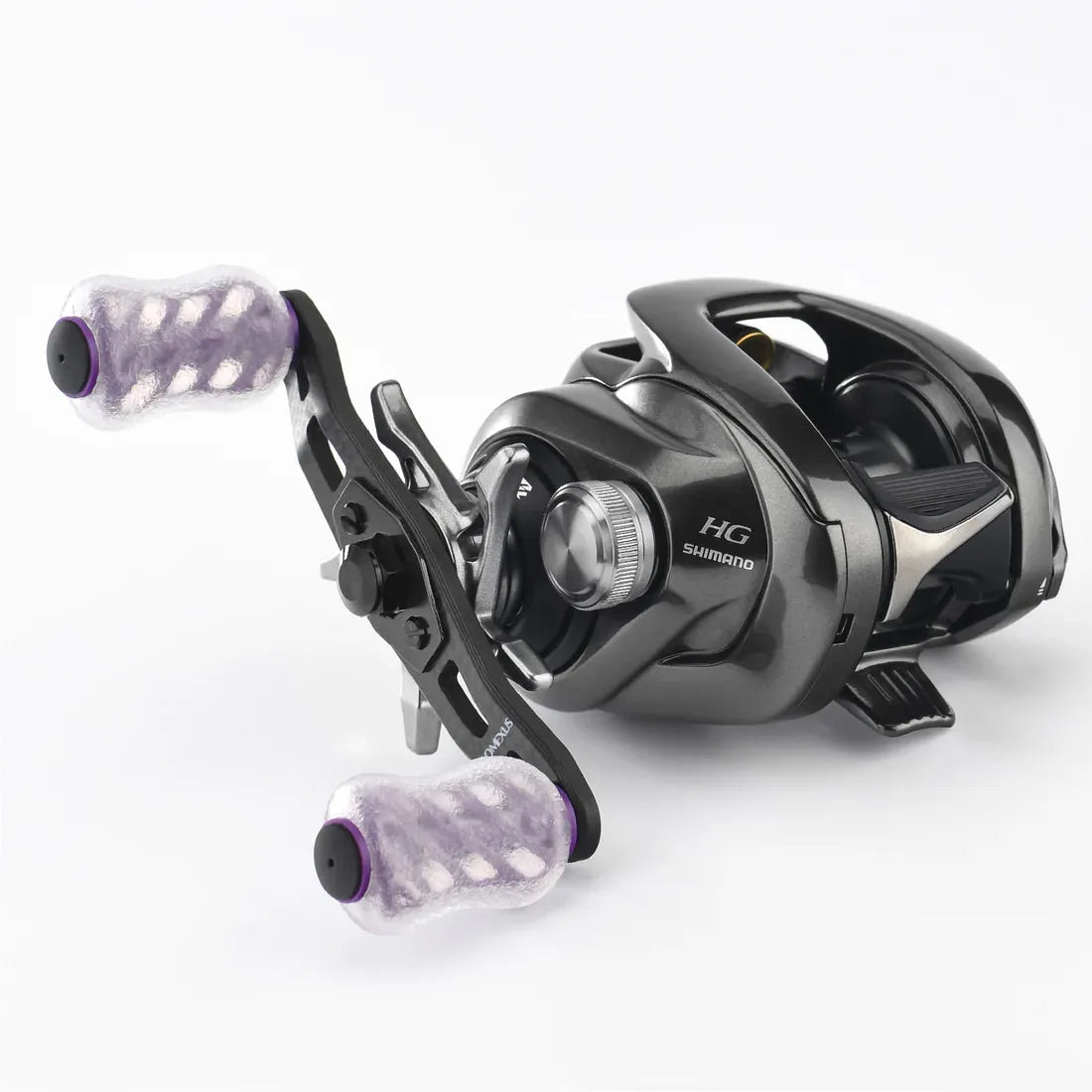 Eine Nahaufnahme eines Gomexus Crank 95mm Carbongriffs mit 20mm Finesse Touch Noppen (7x4mm), mit strukturierten, durchsichtigen TPE Noppen, auf weißem Hintergrund.