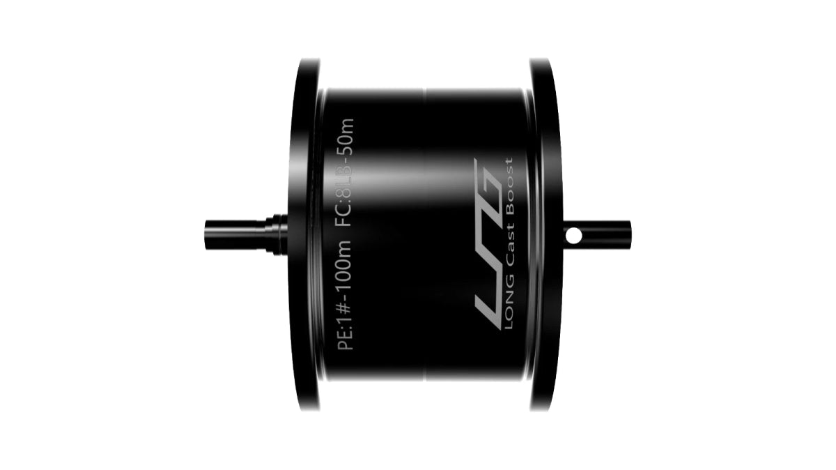 Eine schwarze Gomexus Flat Spool fΓΌr Shimano 20 & 22 Metanium | BFS Spule Aluminium mit weiΓem Text (P.E:1. #4/100m, FC:8/1.5/0m, LONG CAST SPOOL 45) ist auf weiΓem Hintergrund abgebildet, ideal fΓΌr BFS-Tuning.
