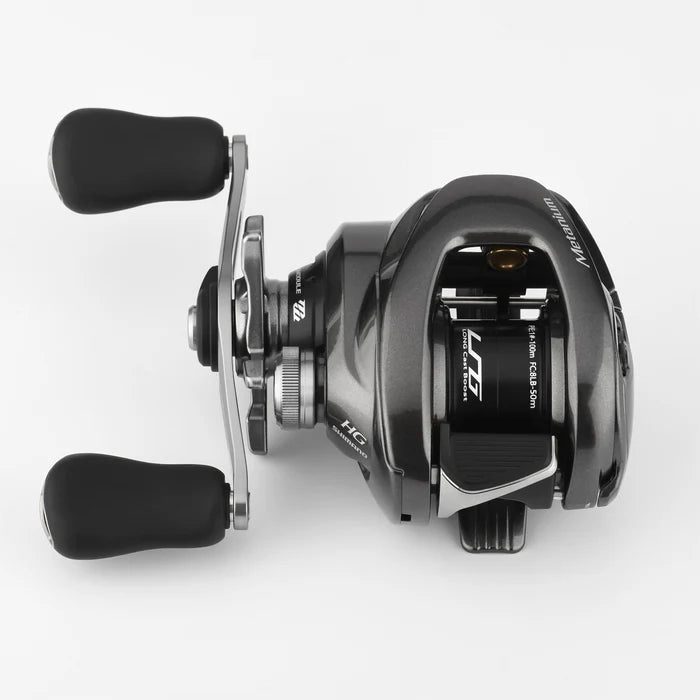 Eine Nahaufnahme von oben einer Gomexus Flat Spool BFS Spule Aluminium fΓΌr Shimano 20 & 22 Metanium Rollen, mit zwei schwarzen Griffen und EinstellknΓΆpfen, mit sichtbarem Branding auf einem schlichten weiΓen Hintergrund.