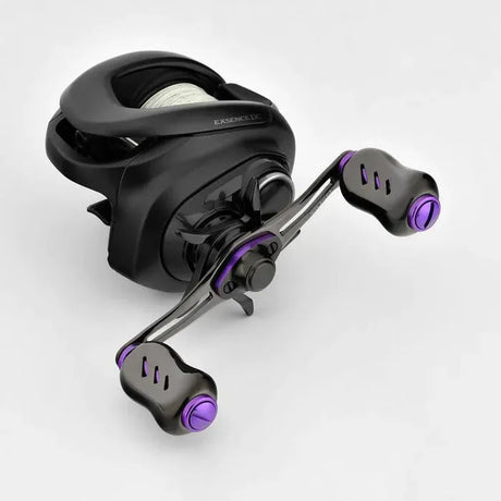 Eine Gomexus-Baitcastingrolle mit einem schwarz-violetten Kage-Titangriff und 22-mm-Titanknöpfen (8 x 5 mm) ist teilweise mit Angelschnur beladen vor einem schlichten hellen Hintergrund abgebildet.