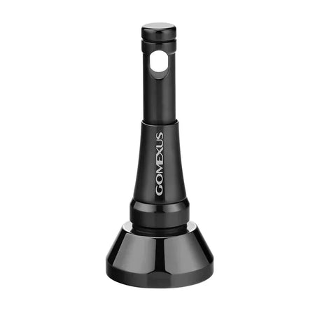 Der Gomexus Reel Stand TR6 ist ein schwarzer, metallischer, faltbarer Schutzständer für Stationärrollen mit zylindrischer Oberseite, sechseckiger Basis, salzwasserbeständigem Design, oberer Bohrung und vertikalem weißen Gomexus-Logo.