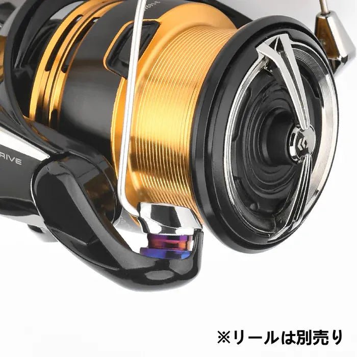 Nahaufnahme eines Gomexus Schnurlaufröllchens für Daiwa 23 Regalis Angelrolle in Gold und Schwarz mit metallischen Akzenten auf weißem Hintergrund. Der japanische Text unten rechts weist darauf hin, dass die Rolle separat verkauft wird. Marke: Gomexus.