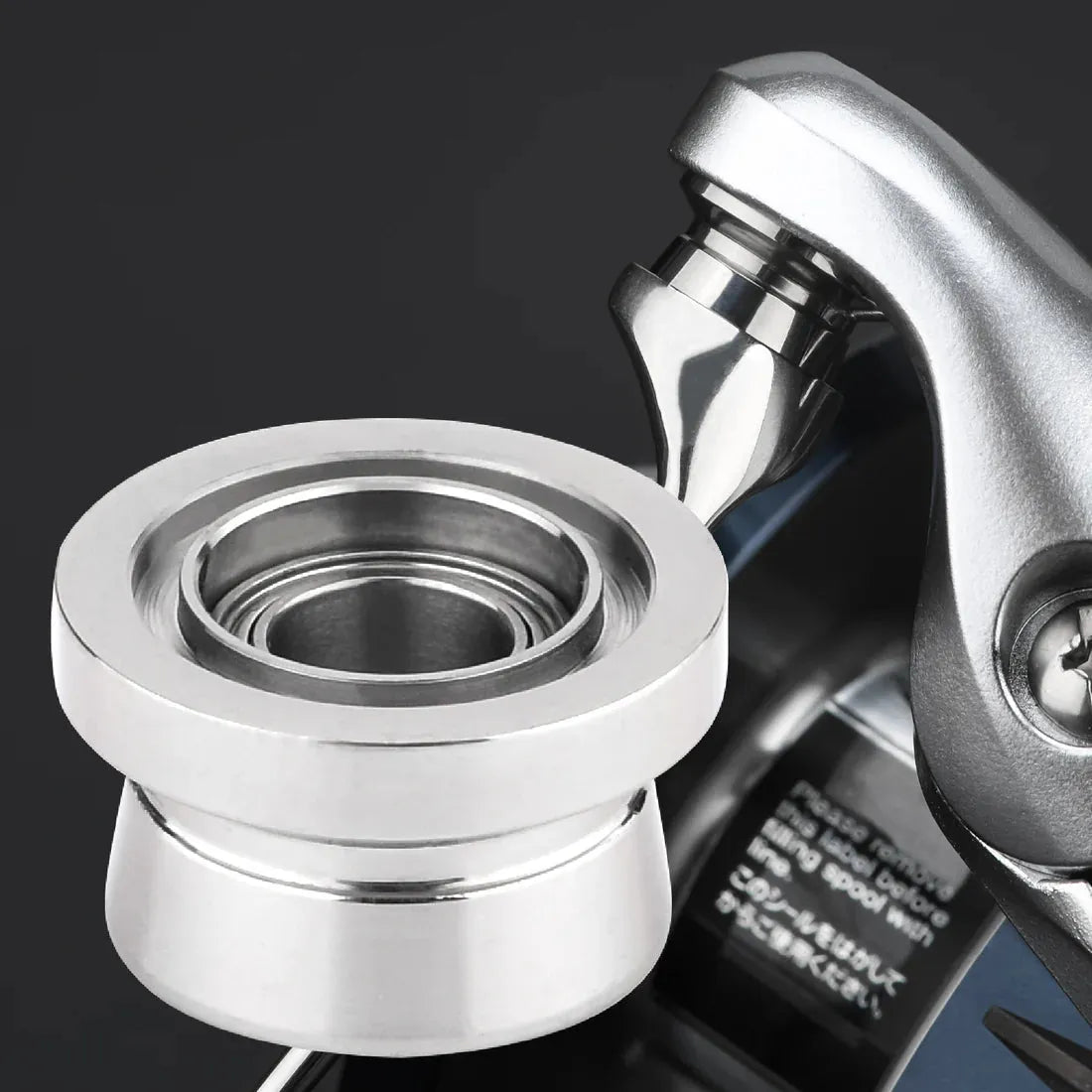 Nahaufnahme eines metallischen Siebträgers und Brühkopfs einer Kaffeemaschine mit detaillierter Chromoberfläche, mit Präzision gefertigt wie die Gomexus Schnurlaufröllchen für Shimano SW Angelrollen von Gomexus, vor einem dunklen Hintergrund.