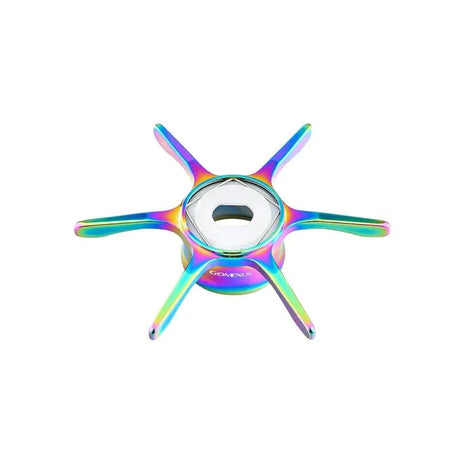 Eine metallische, regenbogenfarbene Gomexus Sternbremse 60 mm für Shimano Baitcastrolle, mit sechs Armen und einem sechseckigen Mittelloch, in der Farbe Aurora von Gomexus, dargestellt auf einem weißen Hintergrund.