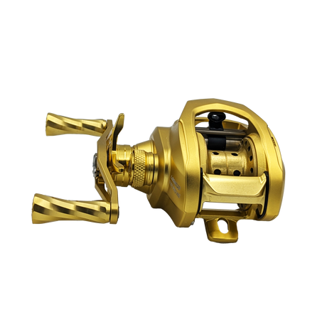 Die Loongze Airlite - A100 Air DBC, eine goldfarbene Baitcasting-Rolle mit zwei Griffen, Spule und Einstellknöpfen mit elektromagnetischer Bremssteuerung, wird vor einem schlichten schwarzen Hintergrund gezeigt.