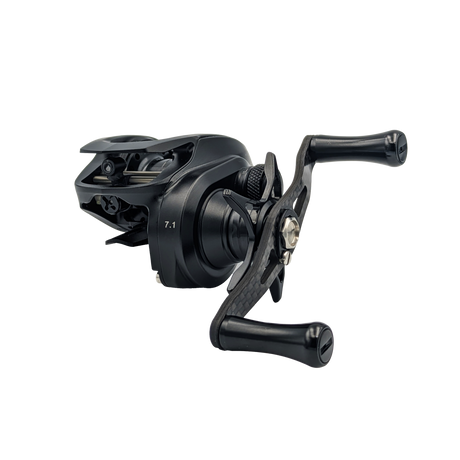 Eine schwarze Loongze Airlite - A100 Air DBC Baitcasting-Rolle mit zwei Griffen, 7,1-Gang-Kennzeichnung und elektromagnetischer Bremskontrolle ist auf weißem Hintergrund abgebildet.