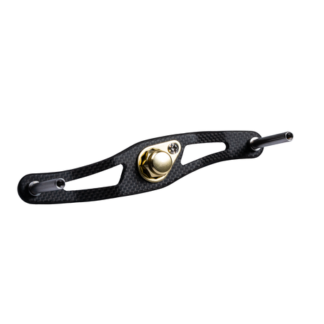 Der RL-TNG DRG 95 Carbon Handle | Baitcaster-Kurbel von RL-TNG verfügt über einen goldenen Mittelknopf, eine schlanke Kohlefaserkonstruktion, zwei Metallstangen und ein strukturiertes ultraleichtes Design – hier auf weißem Hintergrund dargestellt.