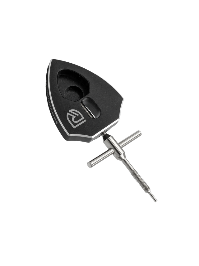 Der RL-TNG Spool Bearing Pin Remover mit Kreuzschlüssel von RL-Angelrollentuning ist ein schwarzes Metallwerkzeug mit Logo und T-Griff, ideal für Angelrollen Tuning und Baitcaster Reparatur, gezeigt vor schwarzem Hintergrund.