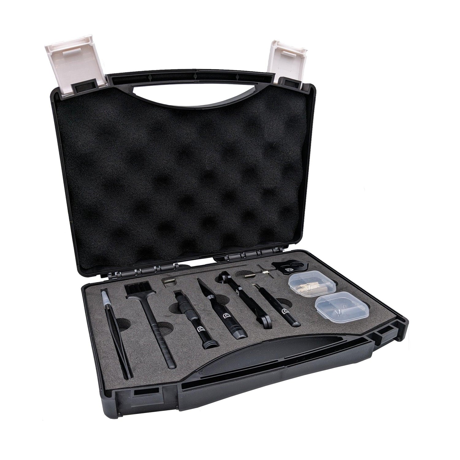Das RL-Angelrollentuning Ready to Go Wartungskit enthält einen schwarzen Kunststoffkoffer mit Schaumstoffeinlagen, Baitcaster-Werkzeug, eine Metallpinzette und zwei Klarsichtboxen – alles übersichtlich in Fächern geordnet. Perfekt für die Pflege Ihrer Angelrollen.