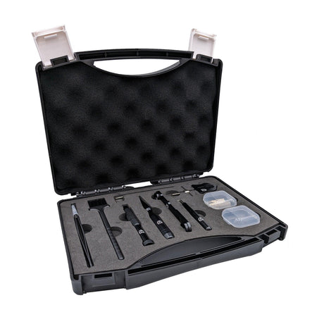 Das RL-Angelrollentuning Ready to Go Wartungskit enthält einen schwarzen Kunststoffkoffer mit Schaumstoffeinlagen, Baitcaster-Werkzeug, eine Metallpinzette und zwei Klarsichtboxen – alles übersichtlich in Fächern geordnet. Perfekt für die Pflege Ihrer Angelrollen.