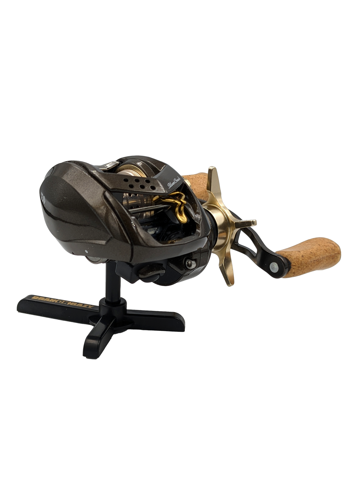 Auf dem RL-Angelrollentuning Röllenständer DK | Reel Stand wird vor weißem Hintergrund eine moderne Baitcastingrolle auf einer Rute mit Holzgriff präsentiert.