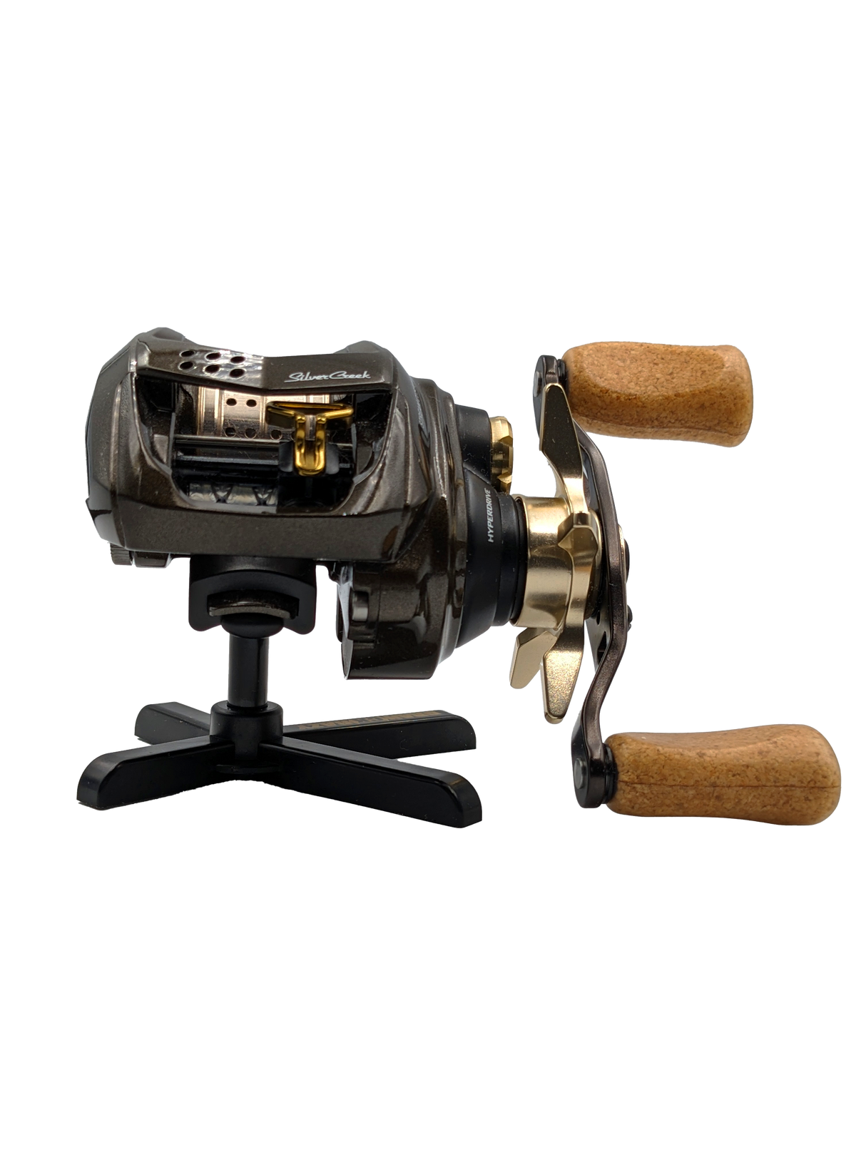 Auf dem RL-Angelrollentuning Röllenständer DK | Reel Stand sitzt eine schwarz-goldene Baitcasterrolle mit Holzgriffen und wird elegant vor einem weißen Hintergrund präsentiert.