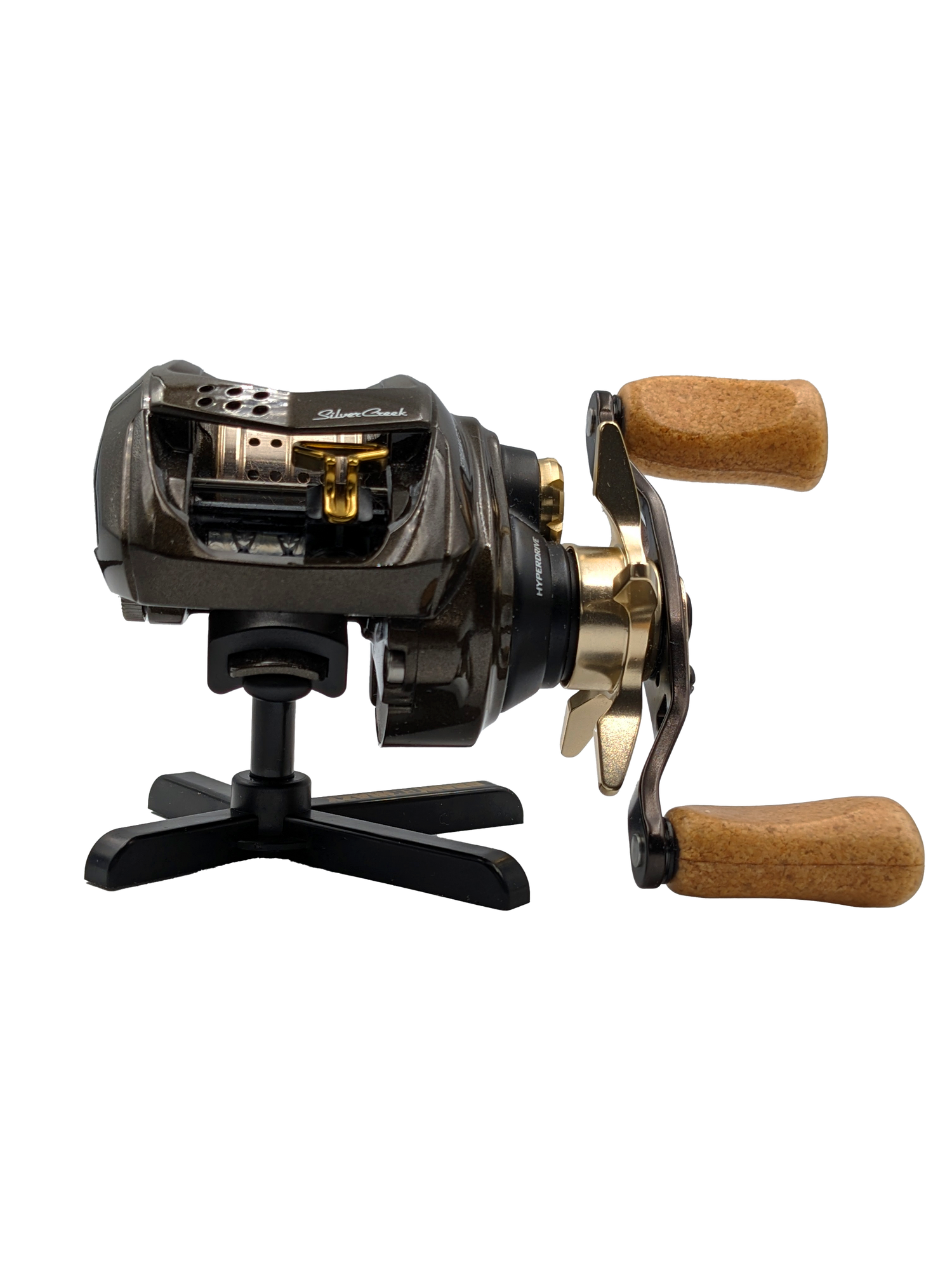 Auf dem RL-Angelrollentuning Röllenständer DK | Reel Stand sitzt eine schwarz-goldene Baitcasterrolle mit Holzgriffen und wird elegant vor einem weißen Hintergrund präsentiert.