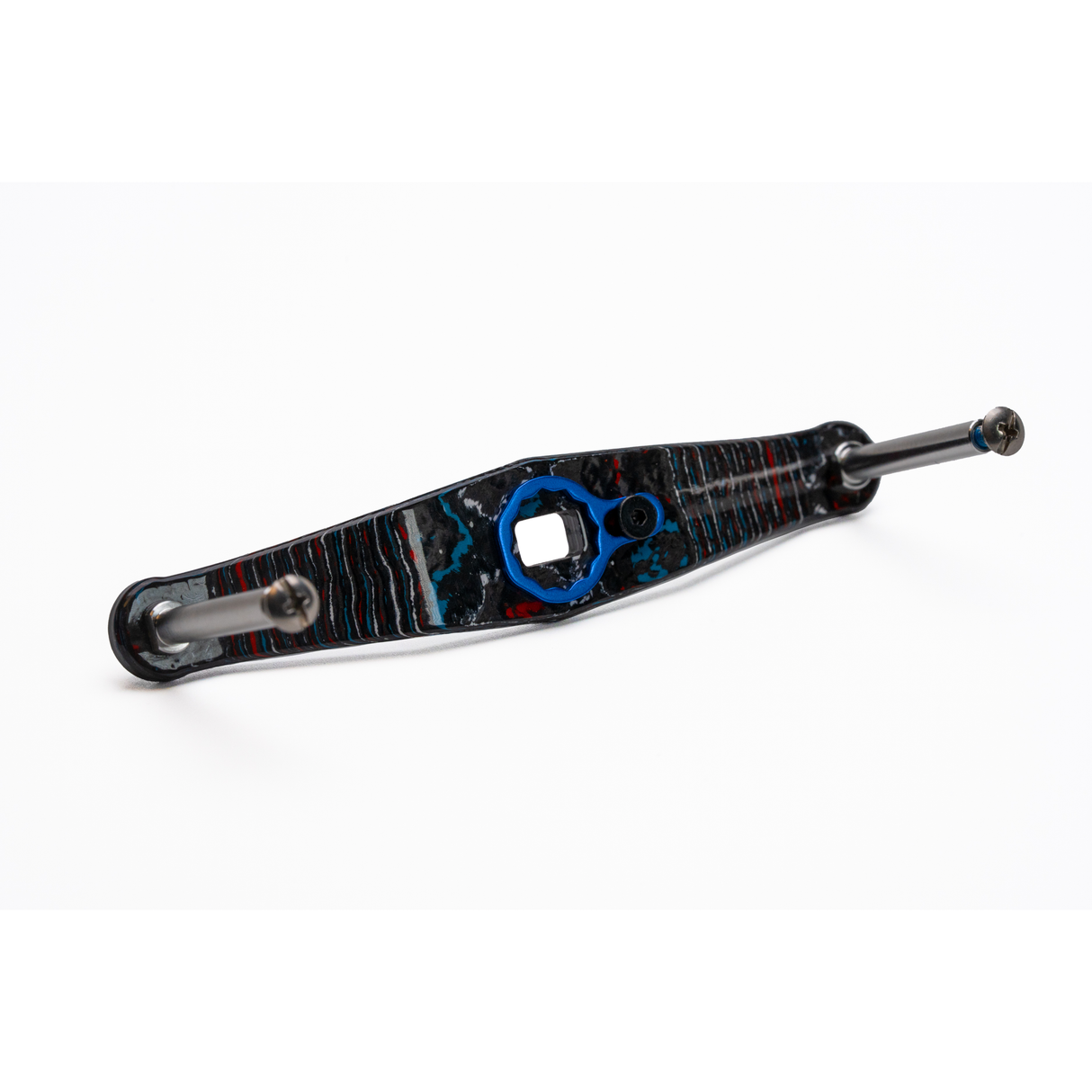 Eine Nahaufnahme des Rollenwerk Custom Carbon Griffs (Baitcaster-Kurbel, Nebula), die die gemusterte OberflΓ€che und das blaue sechseckige Zentrum zeigt - in Deutschland mit einer PrΓ€zision gefertigt, die an High-End Skate- oder Longboard-Teile erinnert.