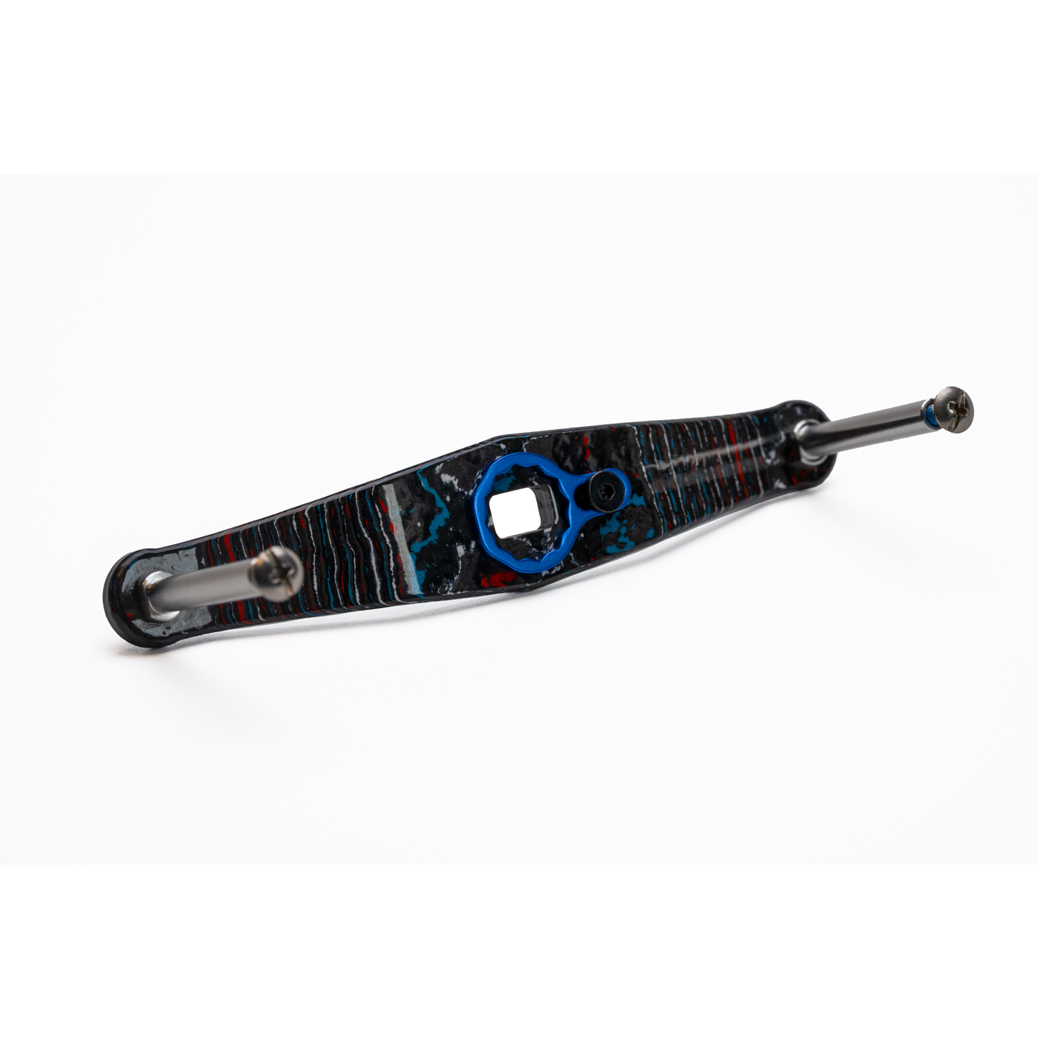 Eine Nahaufnahme des Rollenwerk Custom Carbon Griffs (Baitcaster-Kurbel, Nebula), die die gemusterte OberflΓ€che und das blaue sechseckige Zentrum zeigt - in Deutschland mit einer PrΓ€zision gefertigt, die an High-End Skate- oder Longboard-Teile erinnert.
