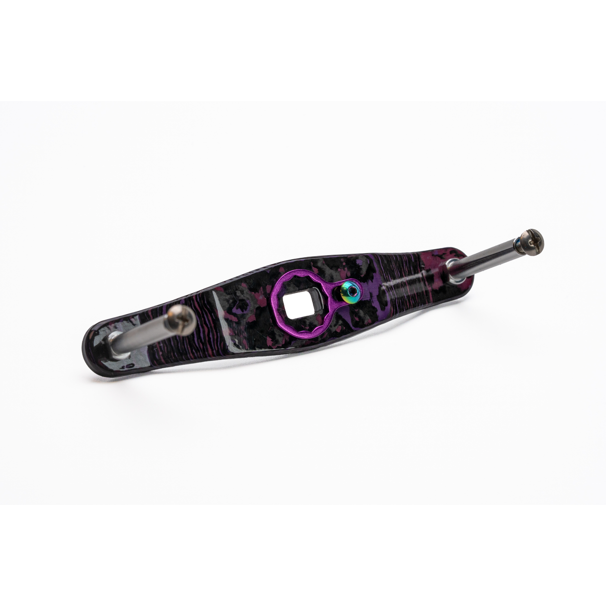 Der Rollenwerk Custom Carbon Griff in Purple Haze ist ein Baitcaster Griff made in Germany, abgebildet auf weiΓem Hintergrund. Ideal fΓΌr Baitcaster Tuning oder als einzigartiges Angelrollen ZubehΓΆr. Marke: Rollenwerk.