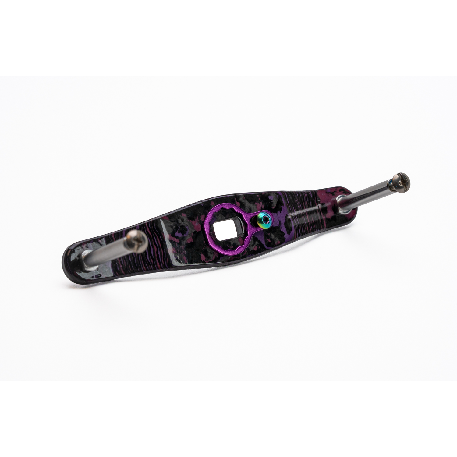 Der Rollenwerk Custom Carbon Griff in Purple Haze ist ein Baitcaster Griff made in Germany, abgebildet auf weiΓem Hintergrund. Ideal fΓΌr Baitcaster Tuning oder als einzigartiges Angelrollen ZubehΓΆr. Marke: Rollenwerk.
