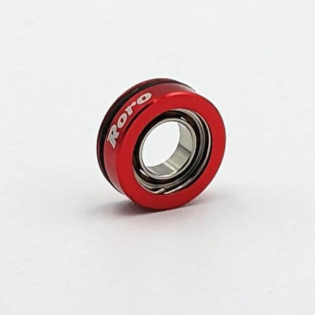 Ein kleines, rotes Metallkugellager von Roro Lure mit dem Schriftzug "Roro" auf dem Rand, abgebildet auf einem weißen Hintergrund. Perfekt für Roro BFS Keramik Kugellager und BFS ST Spulenlager Upgrades.