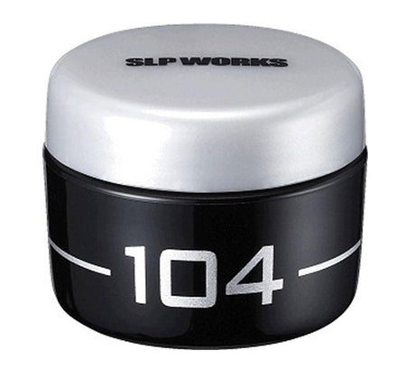 Das SLP Works Maintenance Grease 104 ist ein kleiner schwarzer Behälter mit silbernem Deckel und der Aufschrift "104". Perfekt als Angelrollen Schmiermittel von SLP Works für alle Ihre Angelrollen Pflege Bedürfnisse.