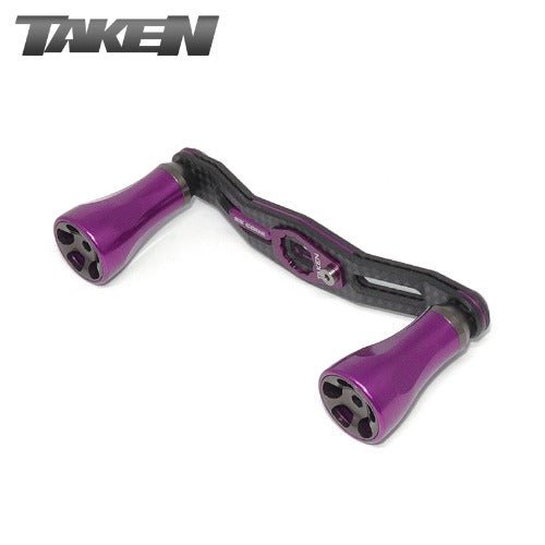 Der Taken A2 Carbon Griff 90 mm, mit A2 Aluminiumknöpfen in Lila, ist auf weißem Hintergrund mit dem Taken Markennamen in der oberen linken Ecke abgebildet. Geeignet für Shimano & Daiwa Baitcaster.