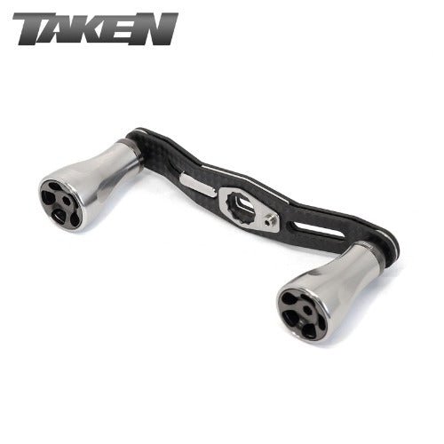Ein Titanium Taken A2 Carbon Griff (90 mm) mit Tuning Doppelrahmen Carbon Arm und zwei A2 Aluminium Knöpfe, entwickelt für Shimano & Daiwa. Marke: Taken.