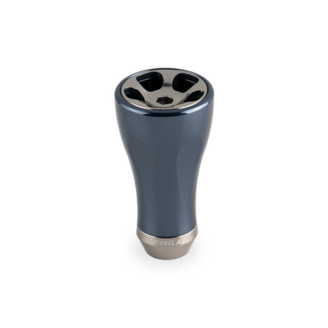 Der Taken A2 Knob 36mm ist ein metallischer Ozean Blau Aluminium Tuning Knauf für Shimano & Daiwa Angelrollen. Er verfügt über einen glatten, konischen Körper, eine glänzende, abgerundete Oberseite mit vier kreisförmigen Aussparungen und ein dezent eingraviertes Taken Logo auf der breiten Basis.
