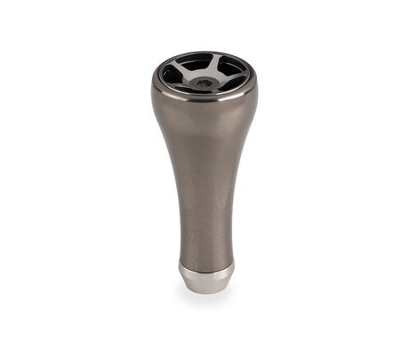 Der Taken A7 Knob 50mm, ein Tuning-Knauf aus Rotguss-Aluminium von Taken für Shimano- und Daiwa-Rollen, zeichnet sich durch eine metallische Kegelform mit einem glänzenden Finish und einer schwarzen Vier-Speichen-Oberseite aus - ideal zum Aufrüsten Ihrer Angelrollen.