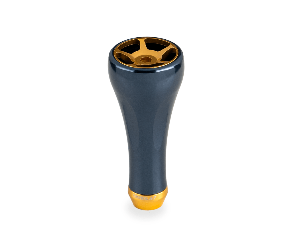 Ein Königsblauer Wasserpfeifenkopf von Taken, inspiriert von dem 50mm Taken A7 Knob Tuning Aluminium Knauf für Shimano & Daiwa Angelrollen, zeichnet sich durch ein metallisch blaues und goldenes Design mit einer breiten Basis und goldfarbenen Luftstromöffnungen aus.