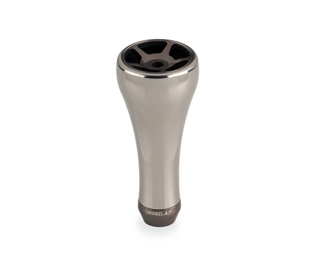 Der Taken A7 Knob 50mm ist ein titanfarbener, konisch zulaufender Aluminium-Stimmknopf von Taken für Shimano- und Daiwa-Rollen, mit glänzender Oberfläche und schwarzer Vier-Loch-Oberseite, beschriftet mit "Taken A7", fotografiert auf weißem Hintergrund.