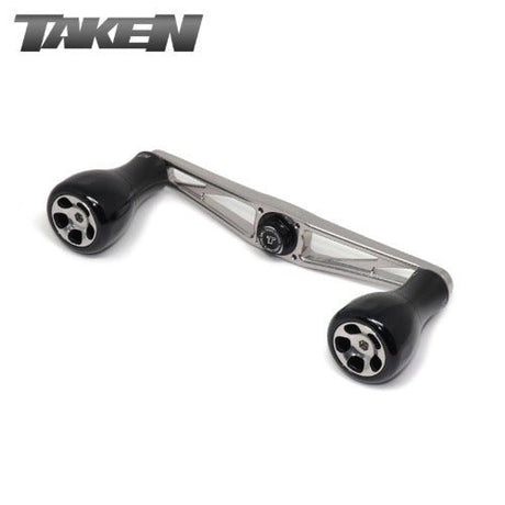 Der Taken AZ100 Griff ist ein Powergriff aus Duraluminium mit H7-Knöpfen für Shimano & Daiwa, hier in Titanium. Das TAKEN-Logo erscheint in der oberen linken Ecke des Bildes.