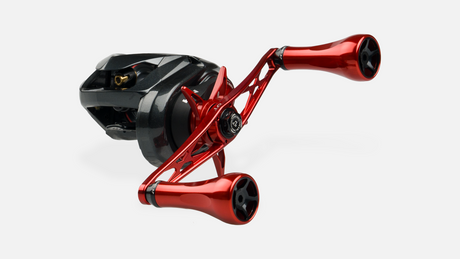 Eine Nahaufnahme des Taken GT106 Griffs - ein Power Handle aus Duraluminium mit A7 Knöpfen für Shimano & Daiwa, in metallic rot und schwarz von Taken, fotografiert vor einem schlichten weißen Hintergrund.
