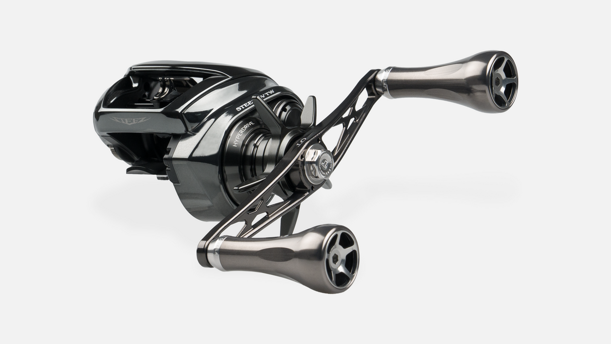 Eine Nahaufnahme des Taken GT106 Griffs - ein Power-Griff von Taken aus Duraluminium mit A7-KnΓΆpfen, entwickelt fΓΌr Shimano- und Daiwa-Rollen, dargestellt auf einem schlichten weiΓen Hintergrund.