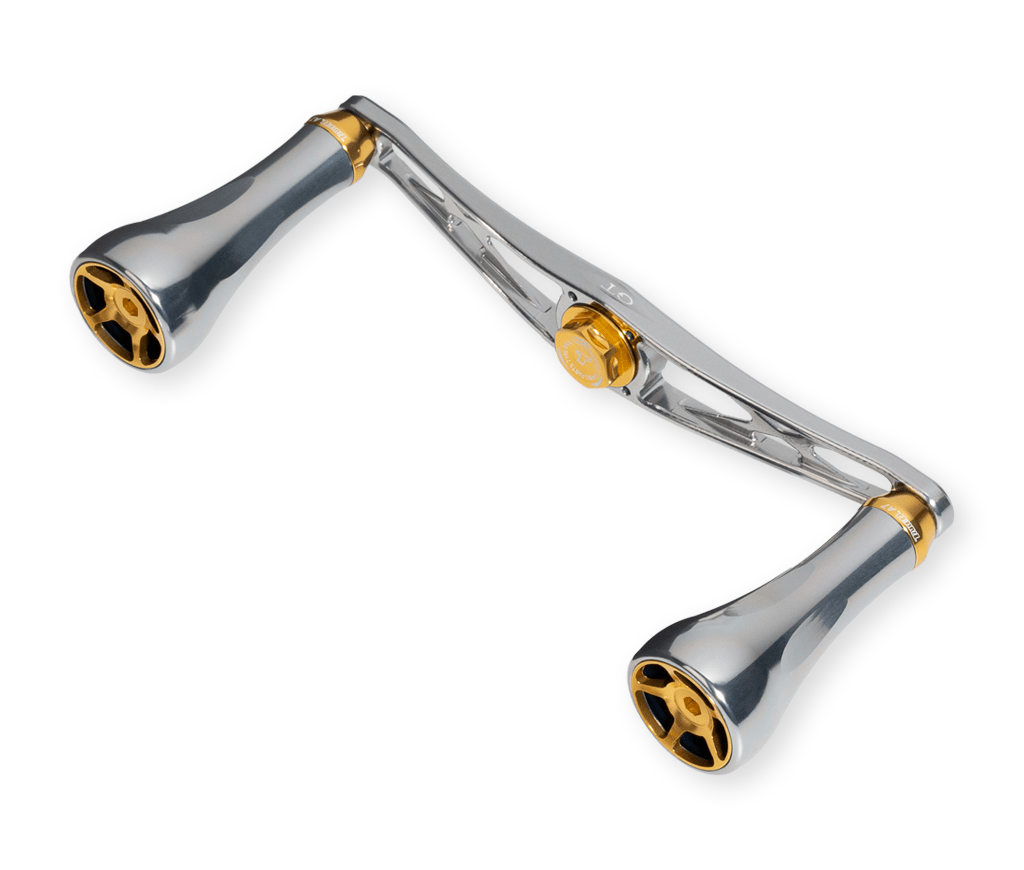 Der Taken GT106 Griff von Taken, in Titan und Gold, verfügt über zwei A7 Aluminiumknöpfe und einen zentralen Befestigungspunkt, entwickelt für Shimano & Daiwa Baitcaster, abgebildet auf einem weißen Hintergrund.